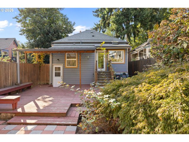 215 S GAINES St, Portland, OR 97239