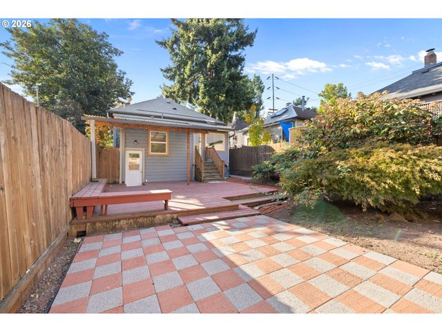 215 S GAINES St, Portland, OR 97239