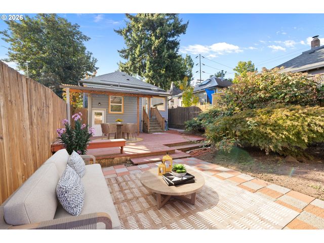 215 S GAINES St, Portland, OR 97239