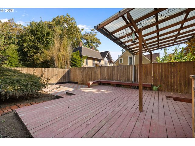 215 S GAINES St, Portland, OR 97239