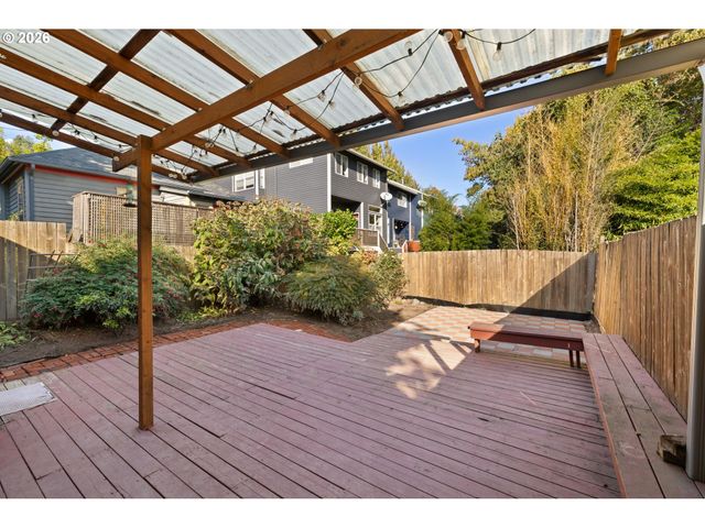 215 S GAINES St, Portland, OR 97239