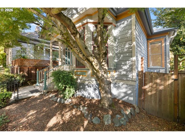 215 S GAINES St, Portland, OR 97239