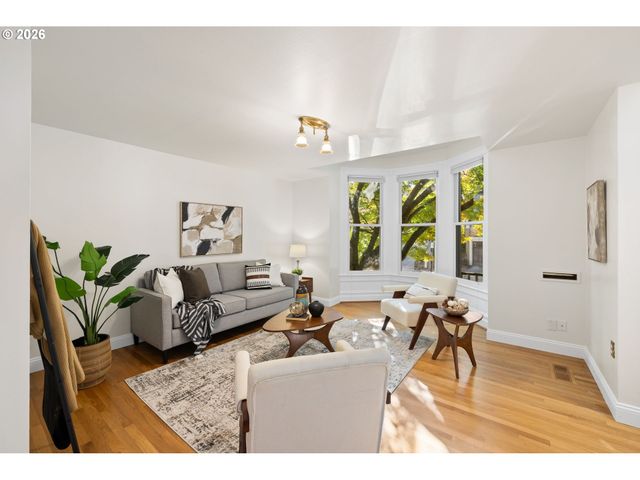 215 S GAINES St, Portland, OR 97239