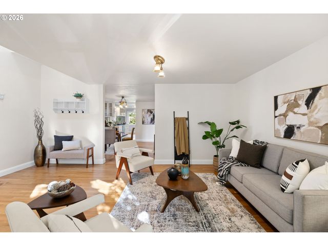 215 S GAINES St, Portland, OR 97239