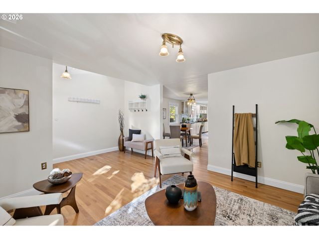 215 S GAINES St, Portland, OR 97239