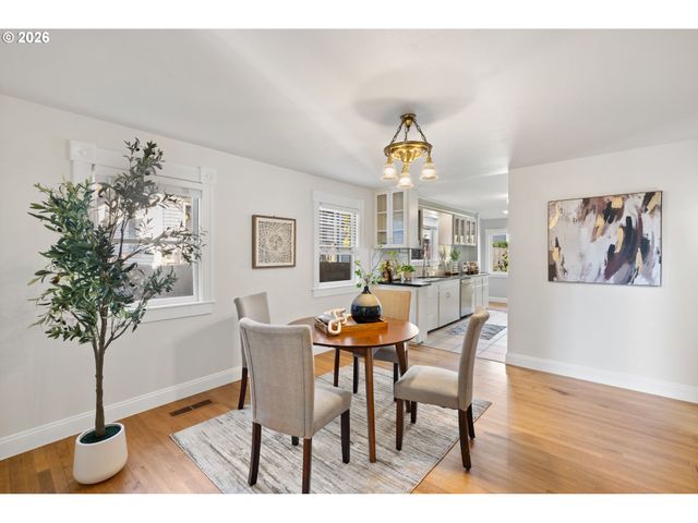215 S GAINES St, Portland, OR 97239
