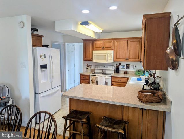 3 LOCUST LN, Womelsdorf, PA 19567