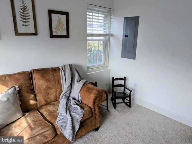 3 LOCUST LN, Womelsdorf, PA 19567