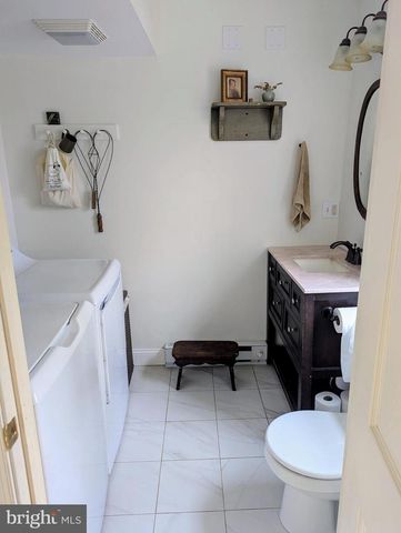 3 LOCUST LN, Womelsdorf, PA 19567