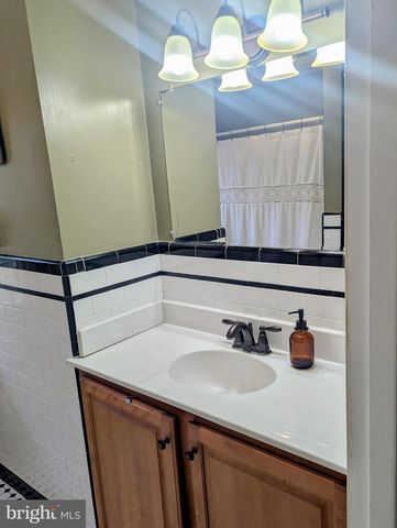 3 LOCUST LN, Womelsdorf, PA 19567