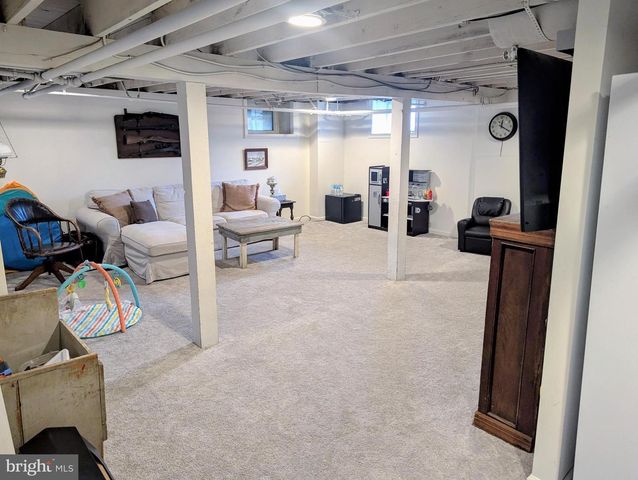 3 LOCUST LN, Womelsdorf, PA 19567