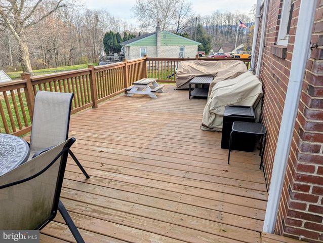 3 LOCUST LN, Womelsdorf, PA 19567