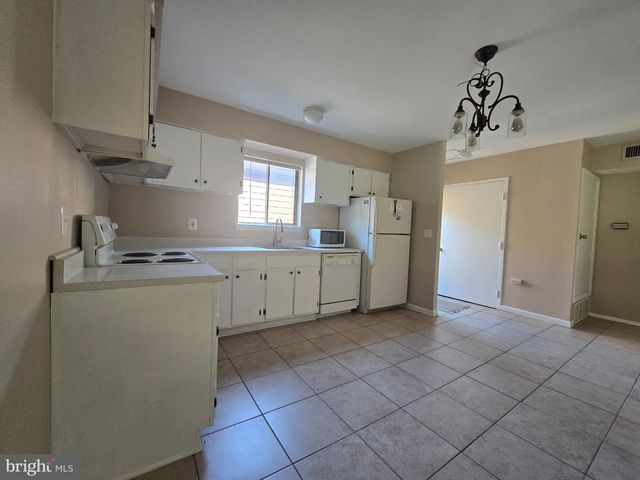 706 MEADOW WOODS LN, Lawrence Township, NJ 08648