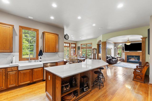 S91W31504 Grace TRAIL, Mukwonago, WI 53149