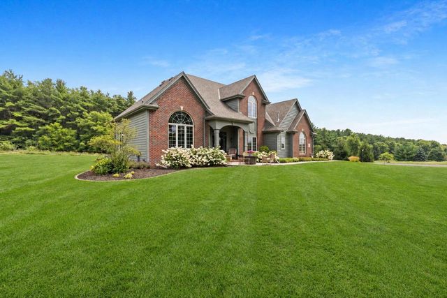 S91W31504 Grace TRAIL, Mukwonago, WI 53149