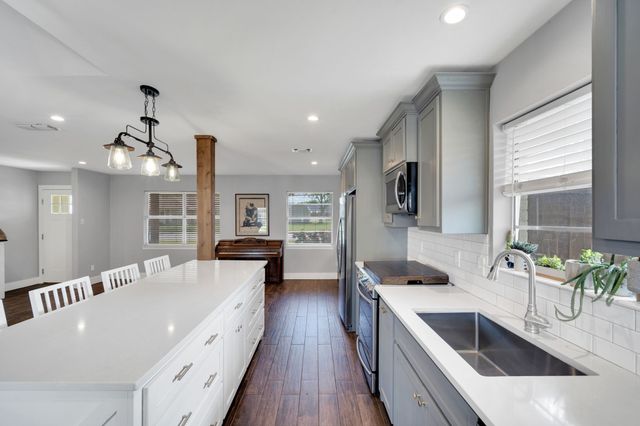 106 Hillcrest Drive, Midlothian, TX 76065