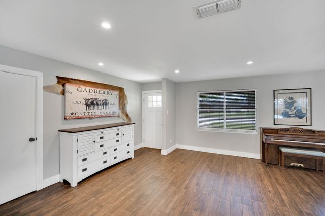 106 Hillcrest Drive, Midlothian, TX 76065