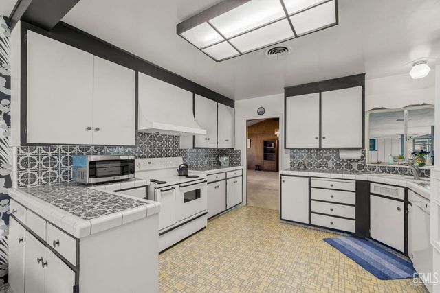 2444 Pine Street, Bakersfield, CA 93301