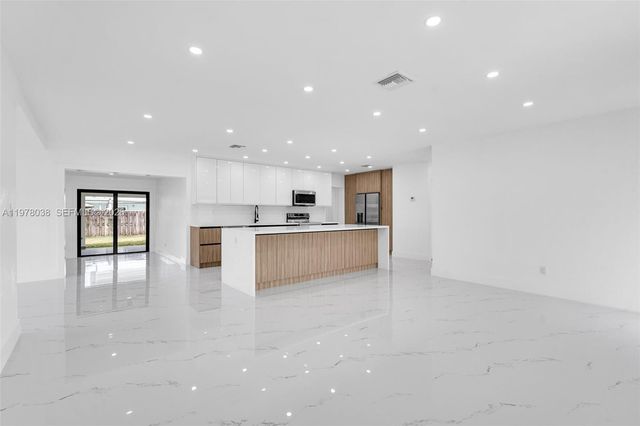 695 W 73 Pl, Hialeah, FL 33014