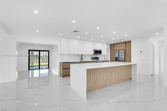 695 W 73 Pl, Hialeah, FL 33014