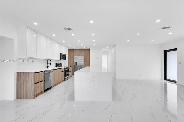 695 W 73 Pl, Hialeah, FL 33014