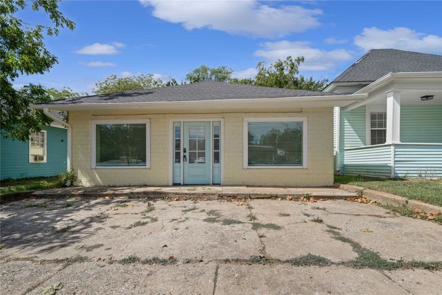 1011 S Armstrong Avenue, Denison, TX 75020