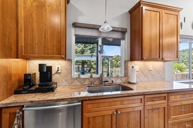 586 Hillside Dr, Cloverdale, CA 95425