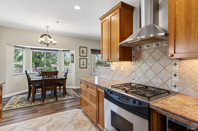 586 Hillside Dr, Cloverdale, CA 95425