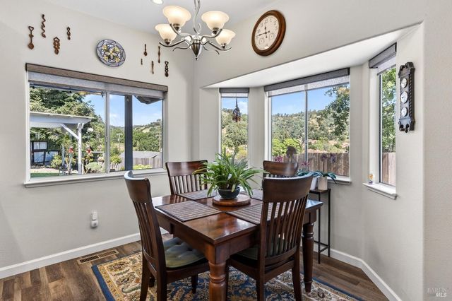 586 Hillside Dr, Cloverdale, CA 95425