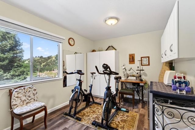 586 Hillside Dr, Cloverdale, CA 95425