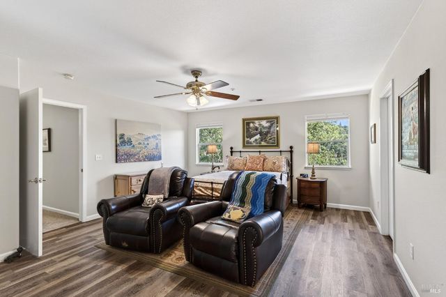 586 Hillside Dr, Cloverdale, CA 95425