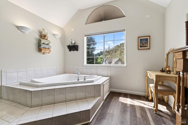 586 Hillside Dr, Cloverdale, CA 95425