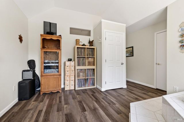 586 Hillside Dr, Cloverdale, CA 95425