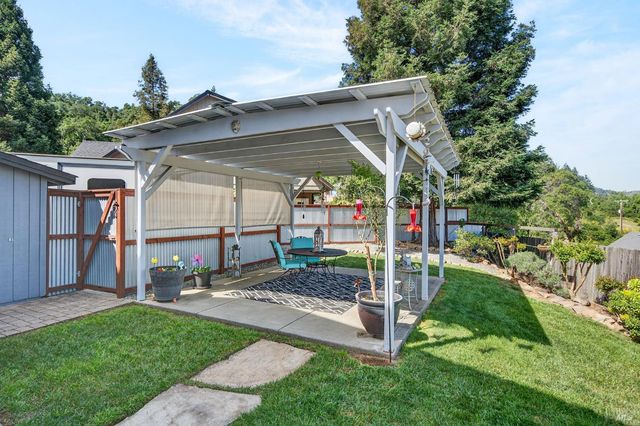 586 Hillside Dr, Cloverdale, CA 95425