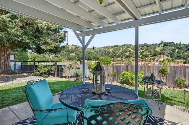 586 Hillside Dr, Cloverdale, CA 95425