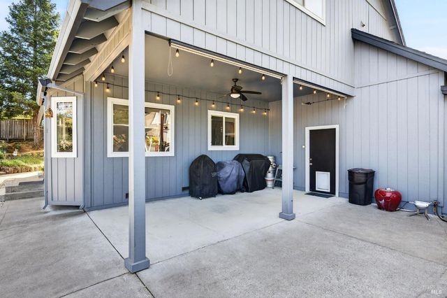 586 Hillside Dr, Cloverdale, CA 95425