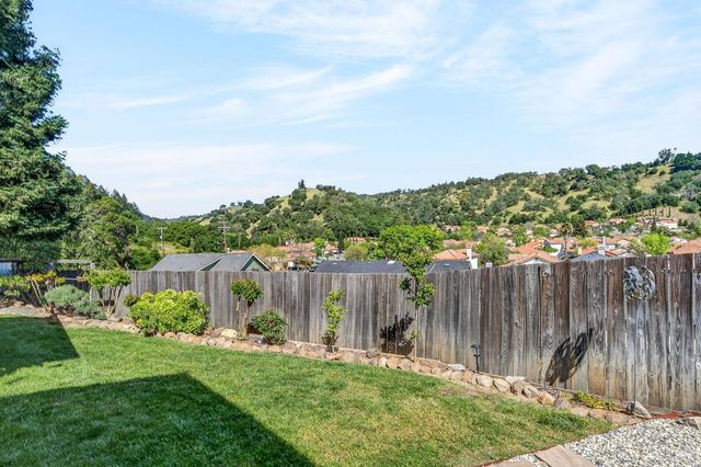 586 Hillside Dr, Cloverdale, CA 95425