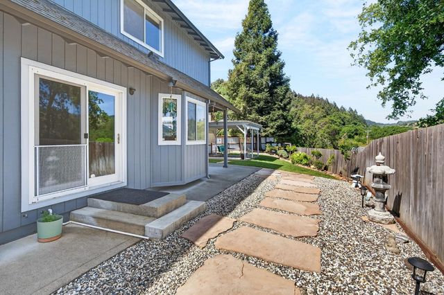 586 Hillside Dr, Cloverdale, CA 95425