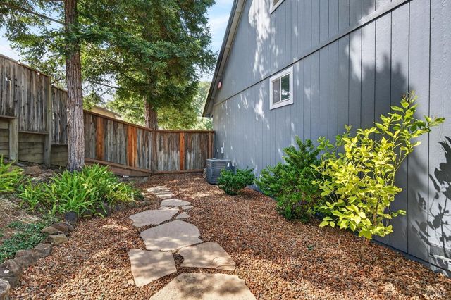 586 Hillside Dr, Cloverdale, CA 95425