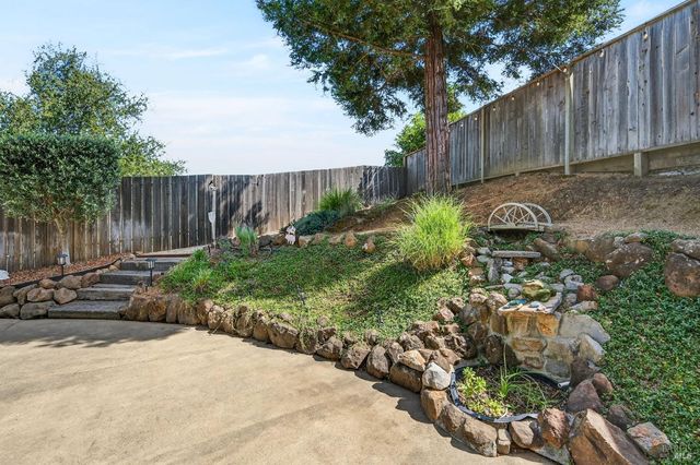 586 Hillside Dr, Cloverdale, CA 95425