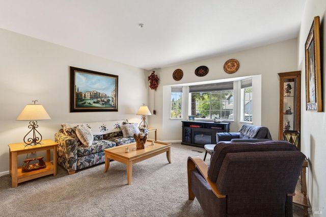 586 Hillside Dr, Cloverdale, CA 95425