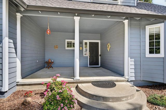 586 Hillside Dr, Cloverdale, CA 95425