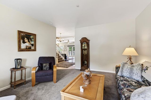 586 Hillside Dr, Cloverdale, CA 95425