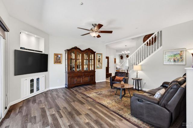 586 Hillside Dr, Cloverdale, CA 95425