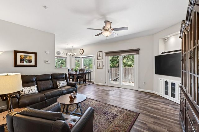 586 Hillside Dr, Cloverdale, CA 95425