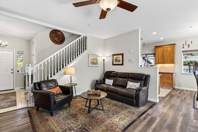 586 Hillside Dr, Cloverdale, CA 95425