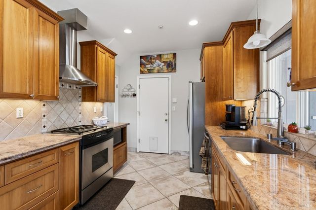 586 Hillside Dr, Cloverdale, CA 95425