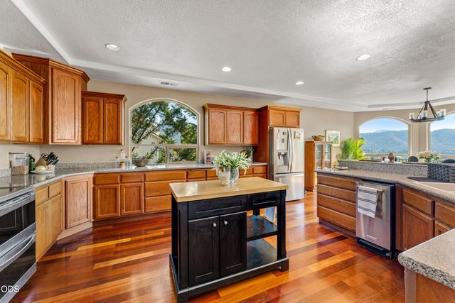 1921 NW Crown Street, Grants Pass, OR 97526