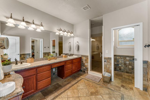1921 NW Crown Street, Grants Pass, OR 97526