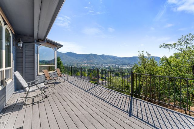 1921 NW Crown Street, Grants Pass, OR 97526